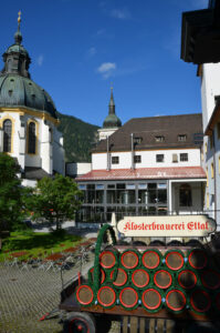 Brauereihof im Kloster Ettal mit Bierwagen